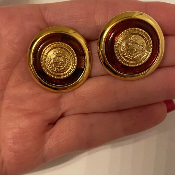 LIZ CLAIBORNE EARRINGS VINTAGE SIGNED GOLD TONE CREST LOGO TORTOISE BROWN POST - Picture 3 of 7